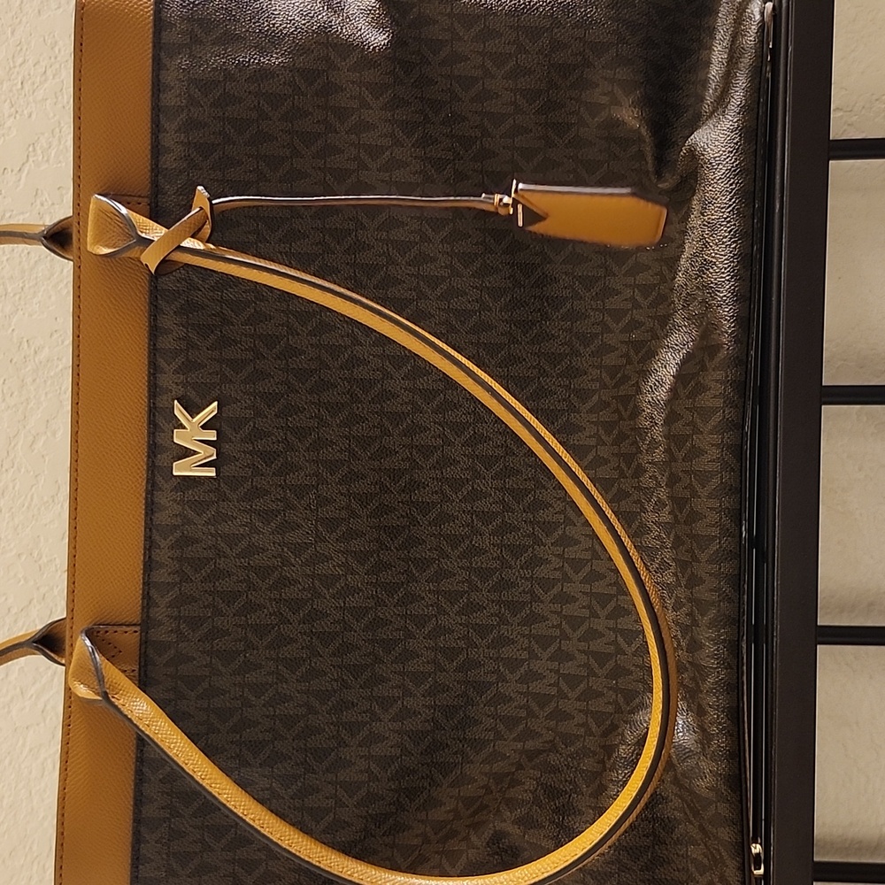 LG MICHAEL KORS PURSE WITH LOTS OF POCKETS! - Picture 2 of 6